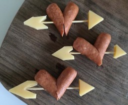 valentijnstraktatie-knakworst-kaas