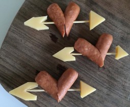 valentijnstraktatie-knakworst-kaas
