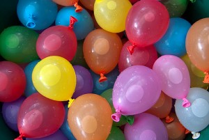 10-waterspelletjes-kinderfeestje-thuis-ballonnen